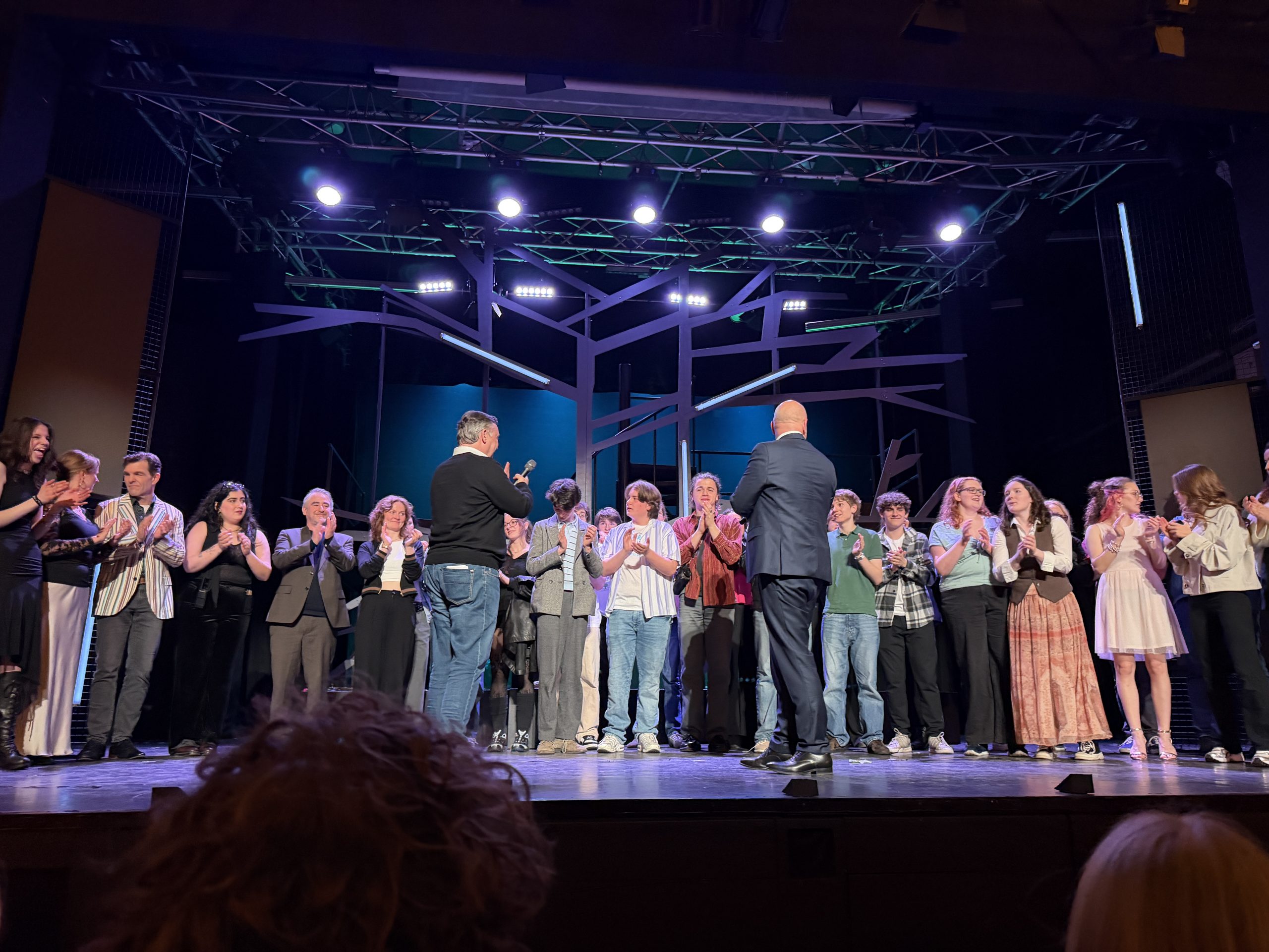 Ensemble nimmt Applaus entgegen